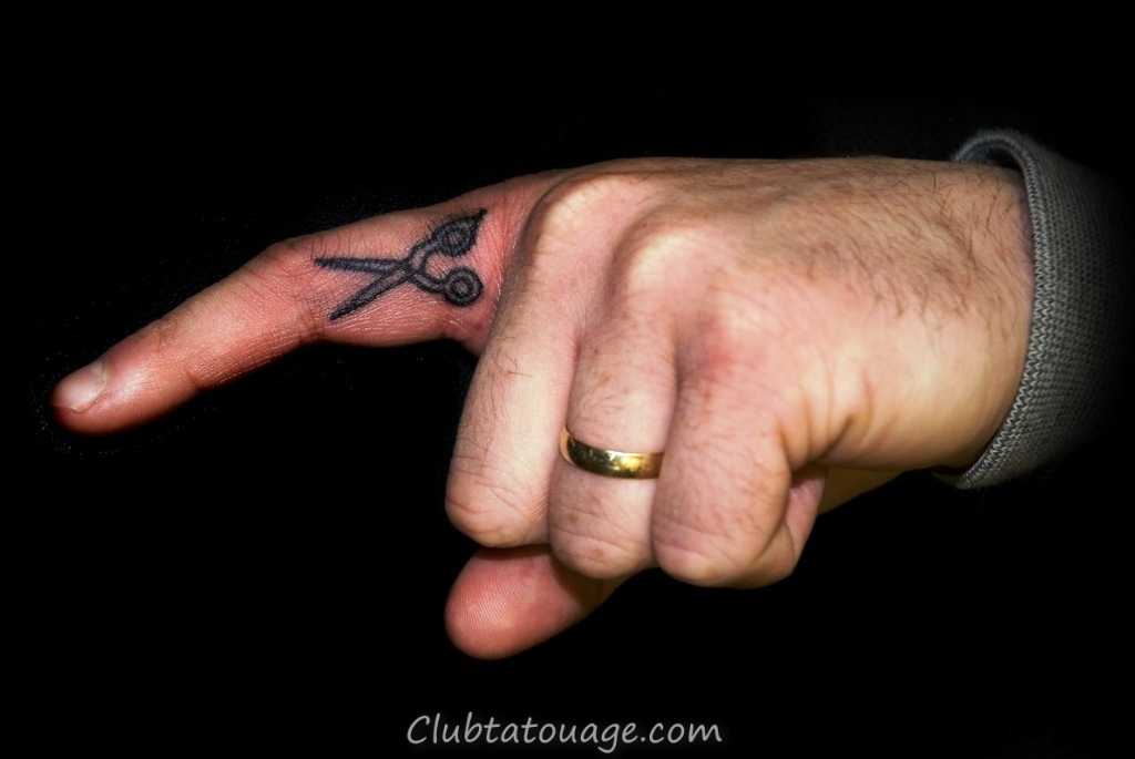 25 idées de petits tatouages ​​sur le doigt