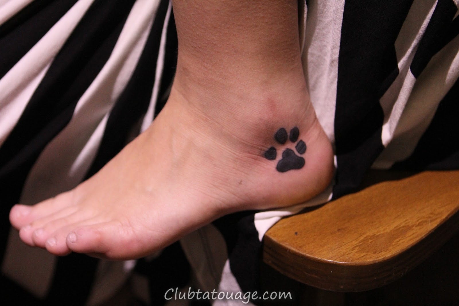 20 petits tatouages ​​chien Idées, dessins et modèles