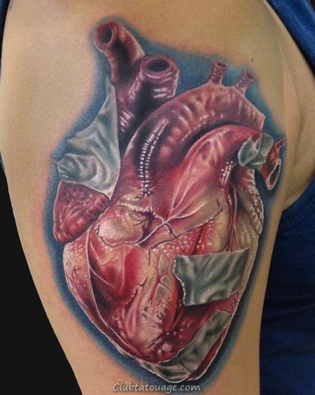 Conception de tatouage réaliste coeur