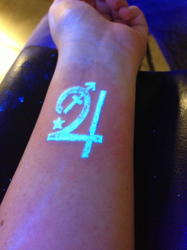 98 Tatouages ​​Glowing Blacklight: Ajoutez de l'intensité à votre encre