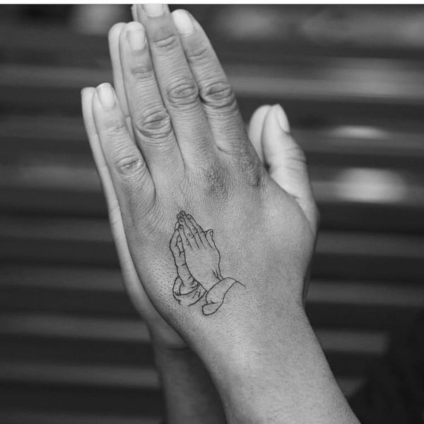 Meilleures idées de tatouage de mains en prière