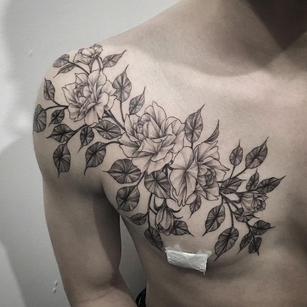 Tatouages ​​de roses sur les manches de bras, les épaules et d'autres parties du corps