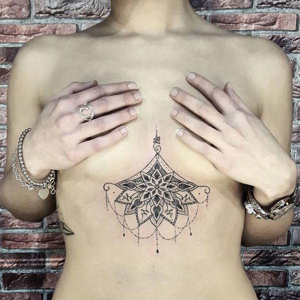 Idées de conception de tatouage Underboob, sous le tatouage de la poitrine