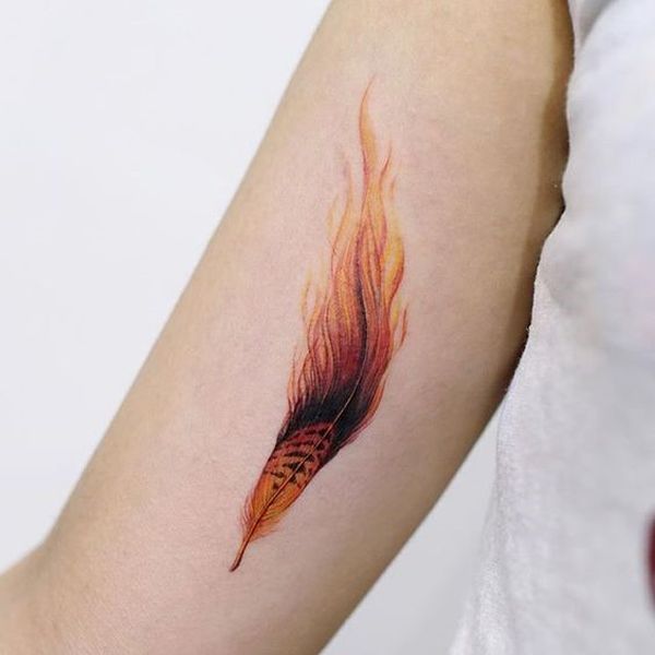 Des conceptions de tatouage de plumes avec des significations
