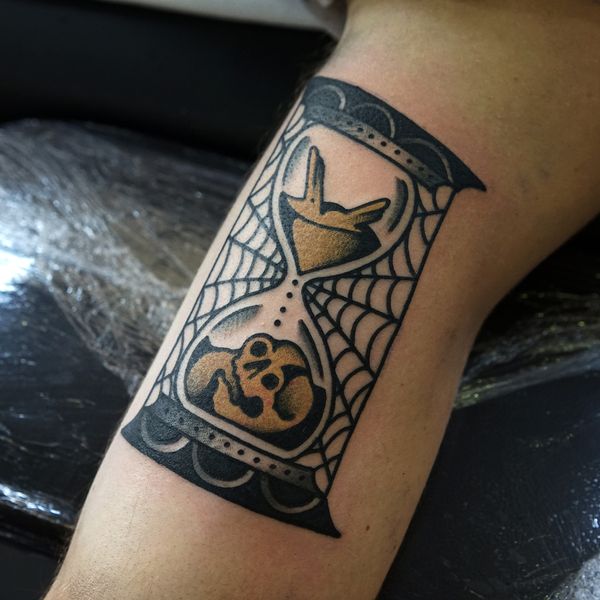 45 conceptions de tatouage de sablier avec le symbolisme
