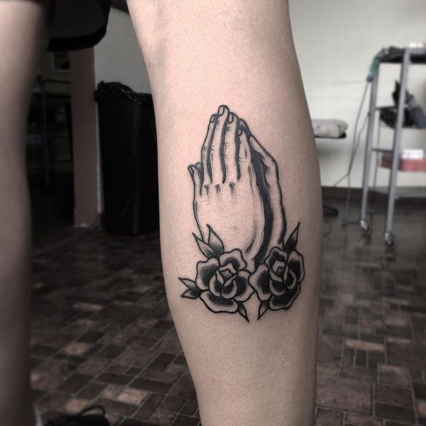 Meilleures idées de tatouage de mains en prière