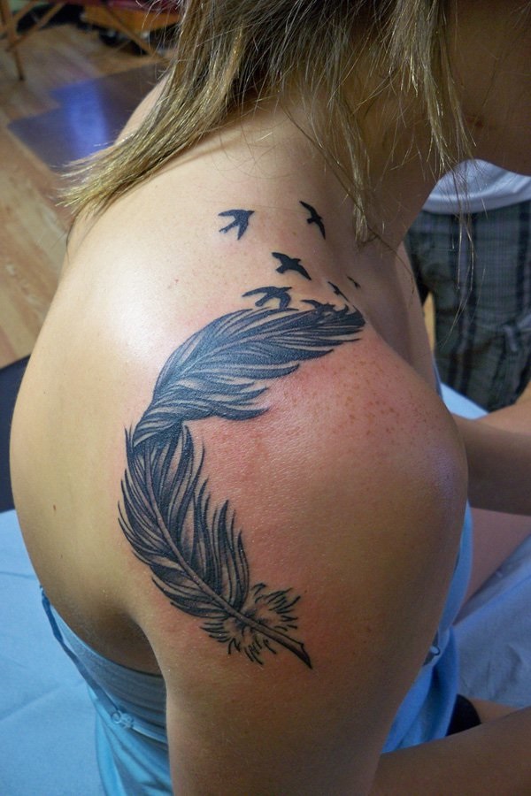 35 belles conceptions et significations de tatouage de plume