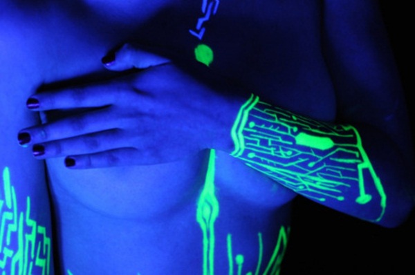 98 Tatouages ​​Glowing Blacklight: Ajoutez de l'intensité à votre encre