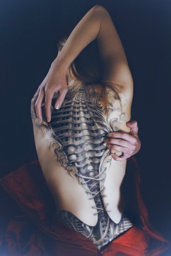 Conceptions et thèmes de tatouage arrière complet