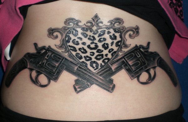 35 idées et significations de tatouage d'arme à feu