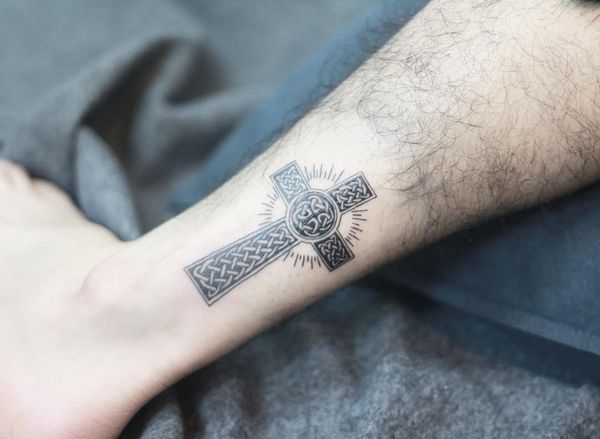 Dessins de tatouage croisés étonnants pour les hommes et les femmes