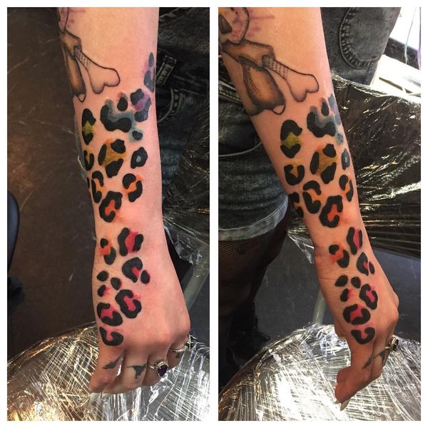 Tatouages ​​léopard sur différentes parties du corps