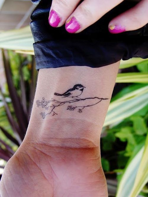 40 tatouages ​​de petits oiseaux sur différentes parties du corps
