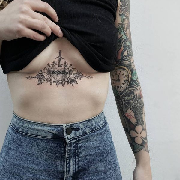 Idées de conceptions de tatouage Underboob