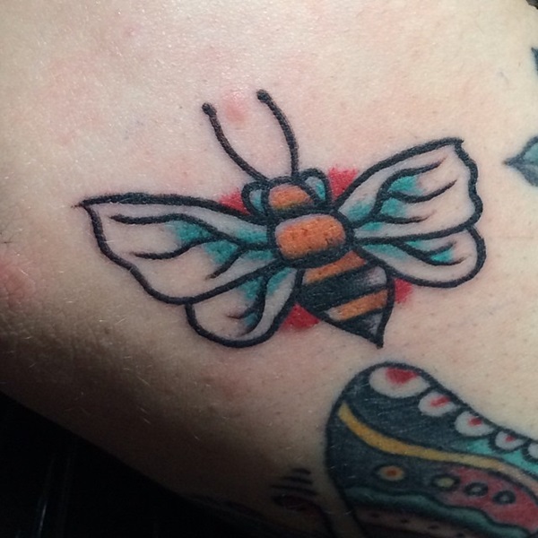 Belles significations de tatouage d'abeille et conceptions