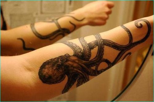 Tatouages ​​à manches bras de poulpe
