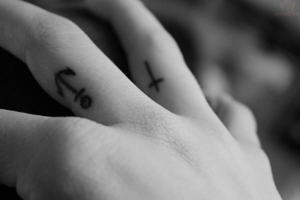 Finger Tattoos 101: Dessins, types, significations et conseils de suivi
