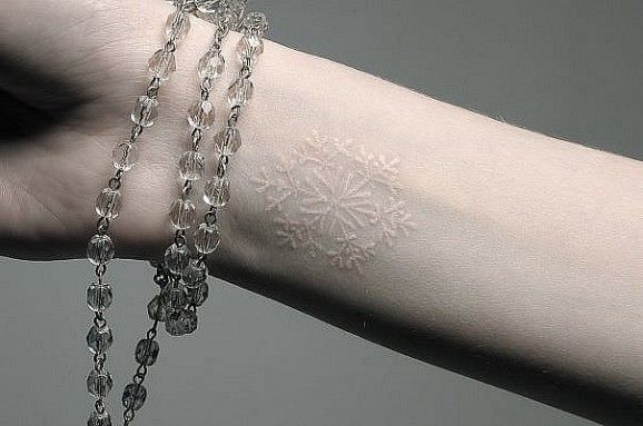 47 façons dont les tatouages ​​blancs peuvent exprimer notre identité