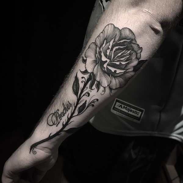 Tatouages ​​de roses sur les manches de bras, les épaules et d'autres parties du corps