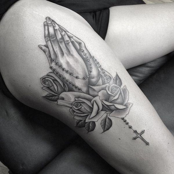 Idées de tatouage des mains en prière