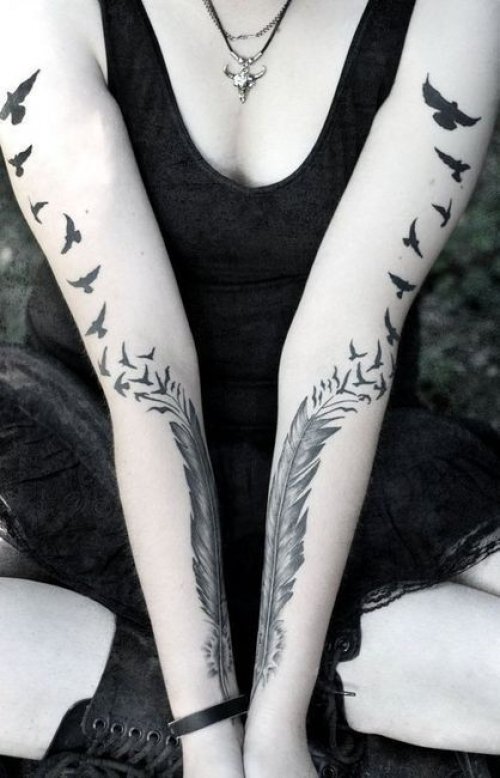 Tatouages ​​significatifs de plumes de corbeau