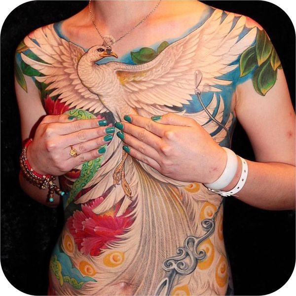 Paon incroyable avec des idées de tatouage de plume pour les hommes et les femmes