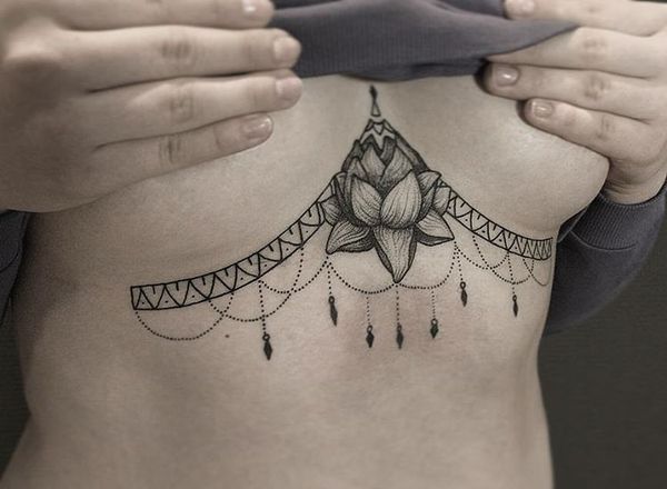 Idées de conceptions de tatouage Underboob