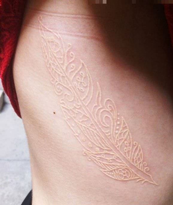 47 façons dont les tatouages ​​blancs peuvent exprimer notre identité