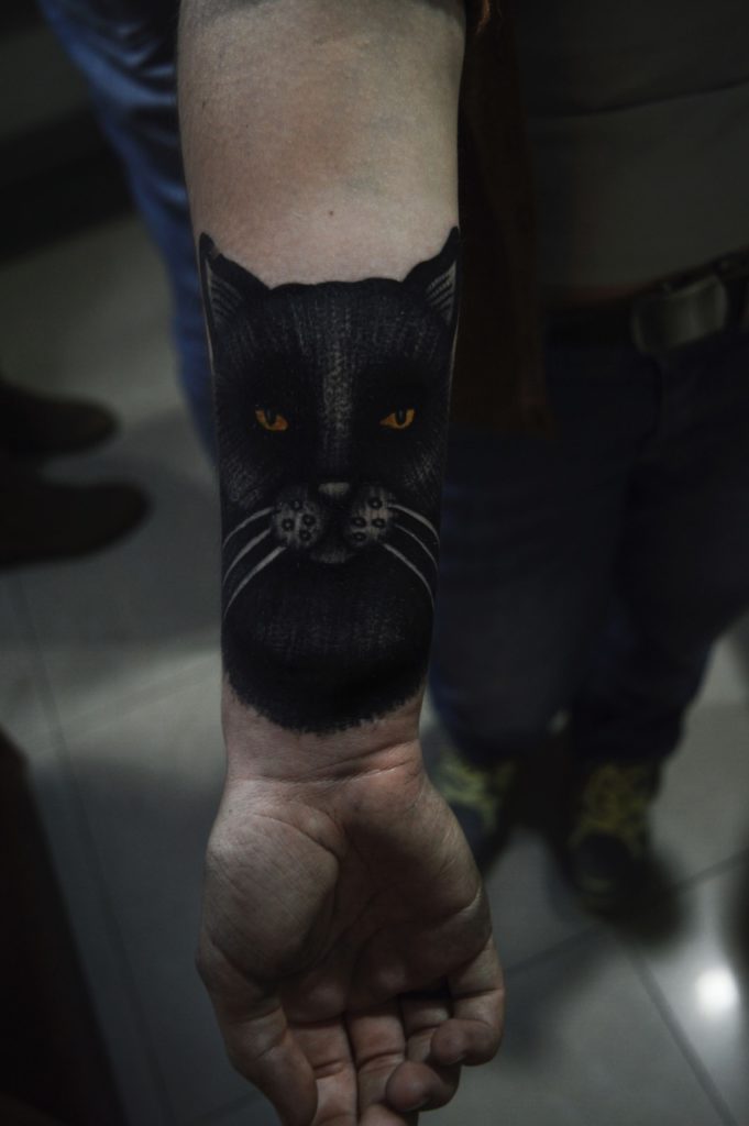 Tatouages ​​de chat noir dans des styles différents