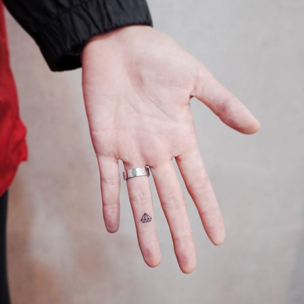 Plus de 60 idées brillantes de tatouages ​​de doigt avec des significations
