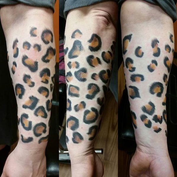 Tatouages ​​léopard sur différentes parties du corps