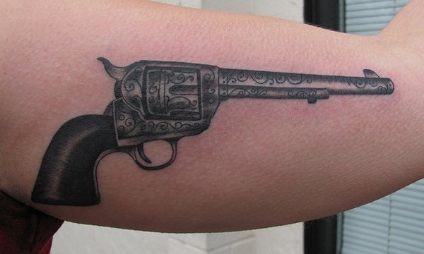 35 idées et significations de tatouage d'arme à feu