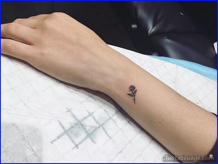 Petits tatouages de poignets - Qu'est-ce que Weke Little Fo-Prix signifie?
