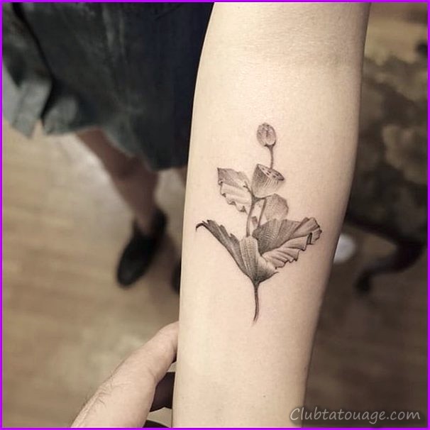 Tatouages de fleurs de lotus sur les bras