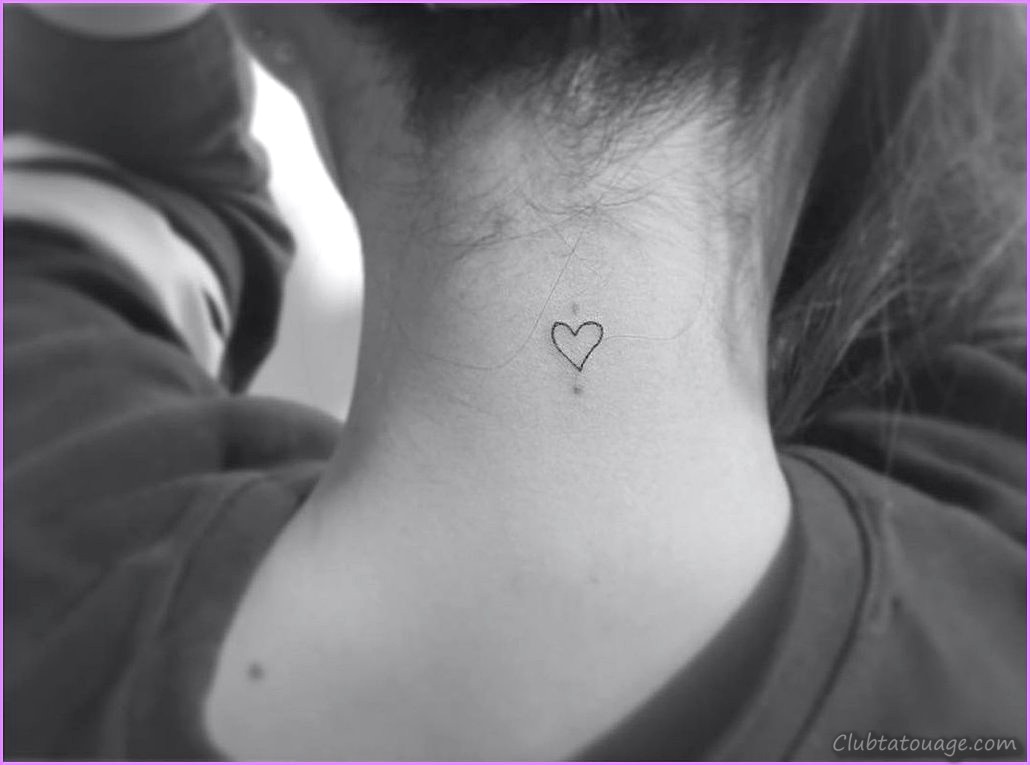 Petite femme coeur de tatouages