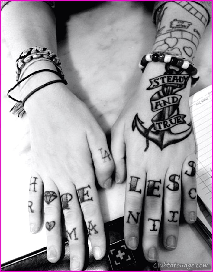 Petits tatouages sur les mains et les doigts