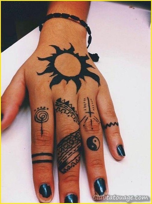 Petits tatouages sur les mains et les doigts