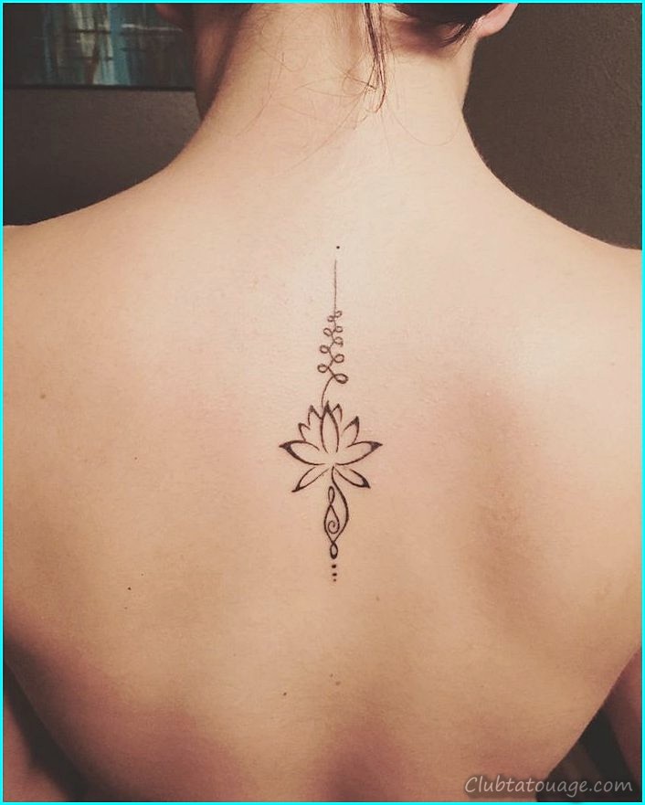 Le modèle de petits tatouages au cou