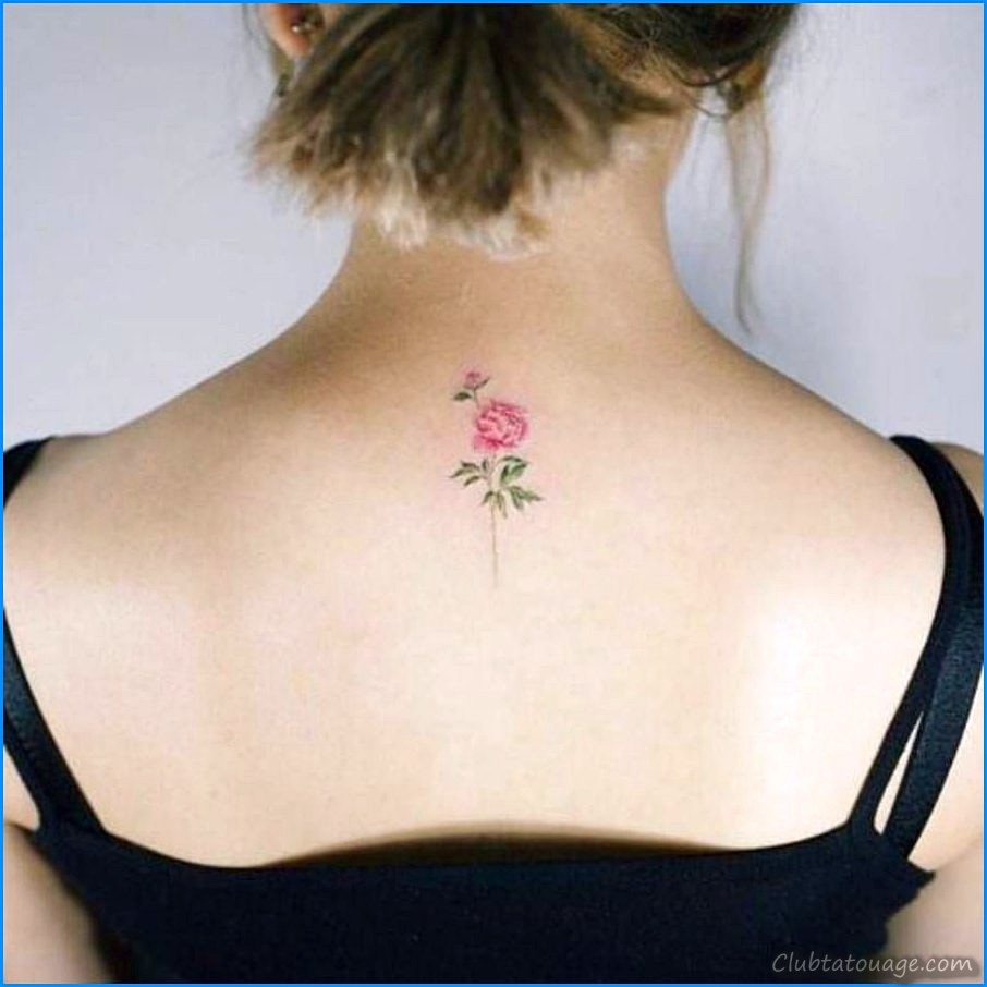 Le modèle de petits tatouages au cou
