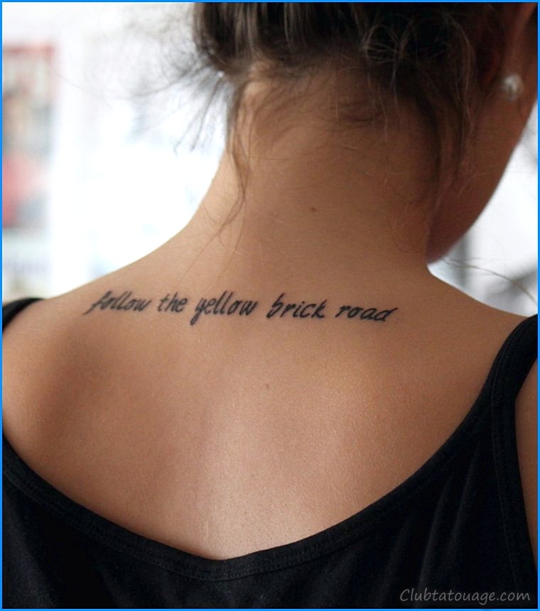 Tatouages femmes écrivant sur leurs bras et leurs avant-bras