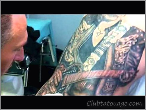 Voir les tatouages de Johnny Hallyday