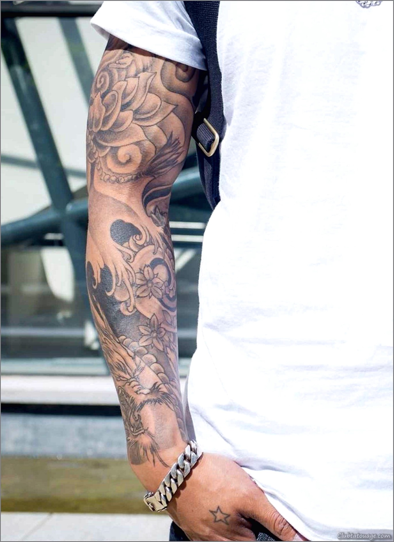 Les plus beaux bras de l'homme de tatouages peuvent transmettre