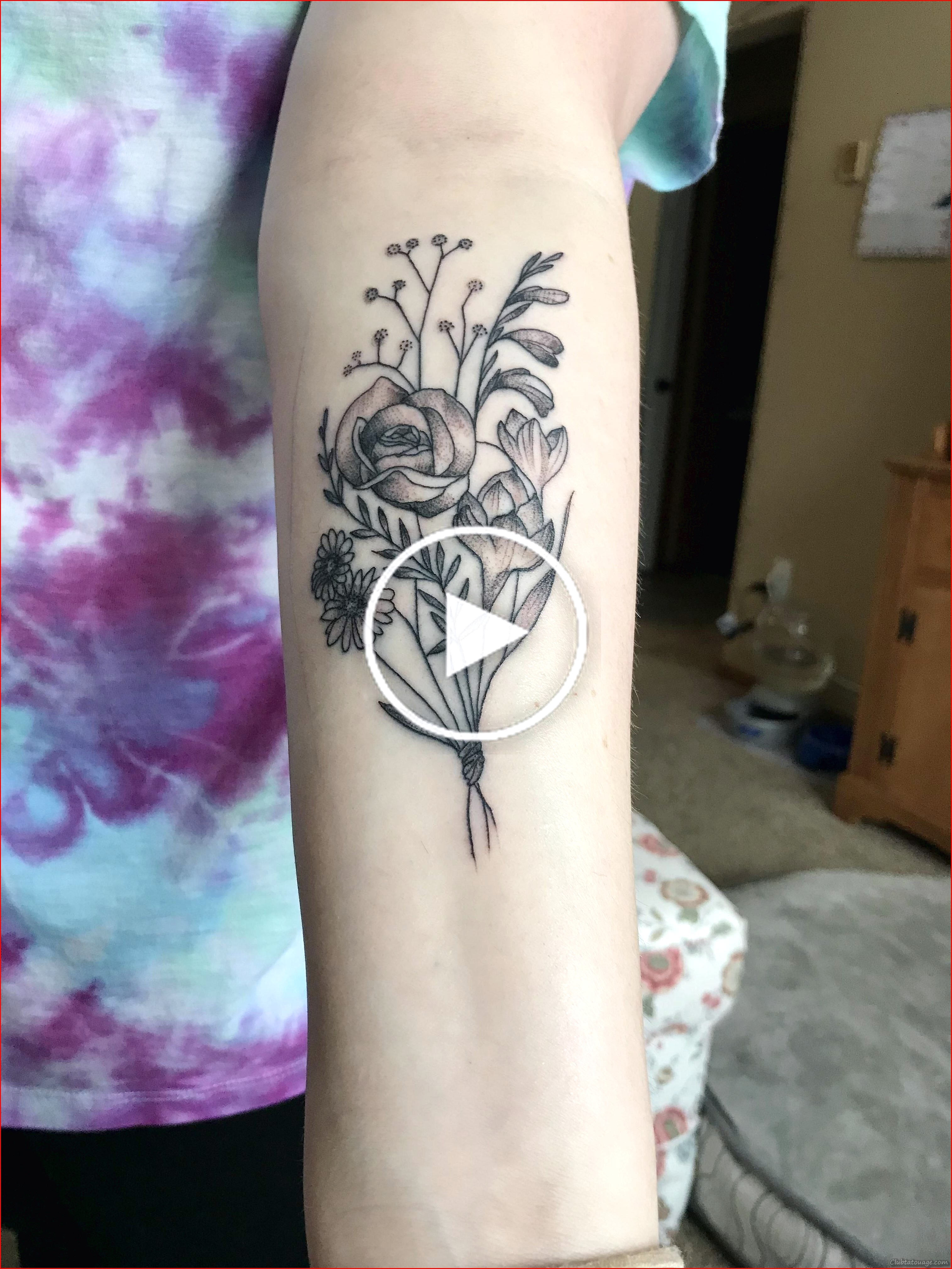 Image de tatouages avant les bras d'une fille de pêche