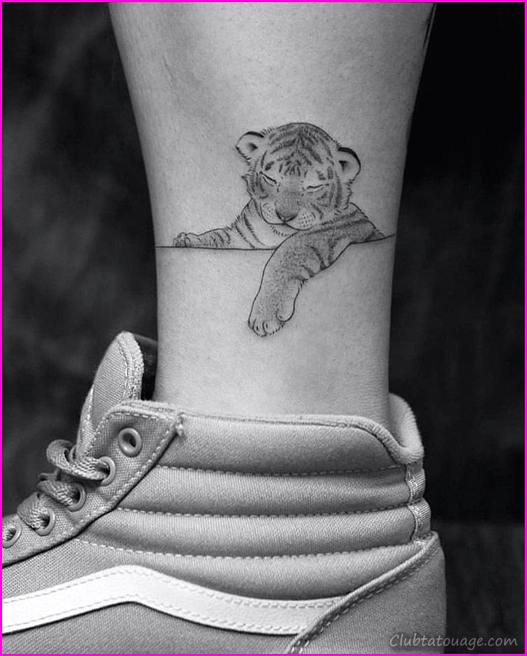 Image de tatouages avant les bras d'une fille de pêche