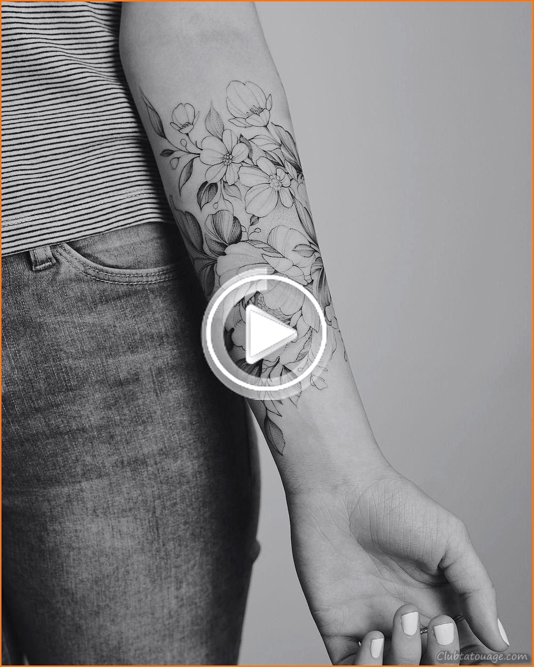 Modèles à la recherche de modèles de tatouages sur les bras avant