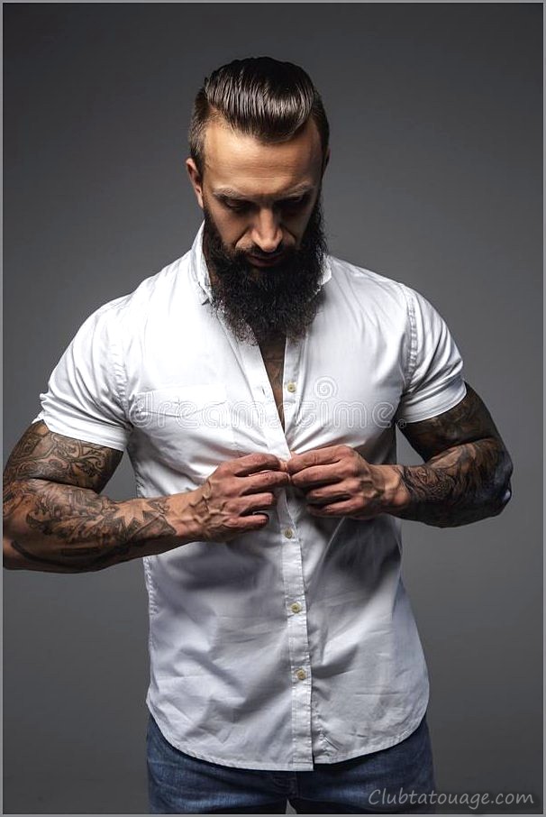 Homme coupé avec des tatouages de gradient et de bras blond