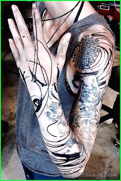Deux bras avec différents styles de tatouages