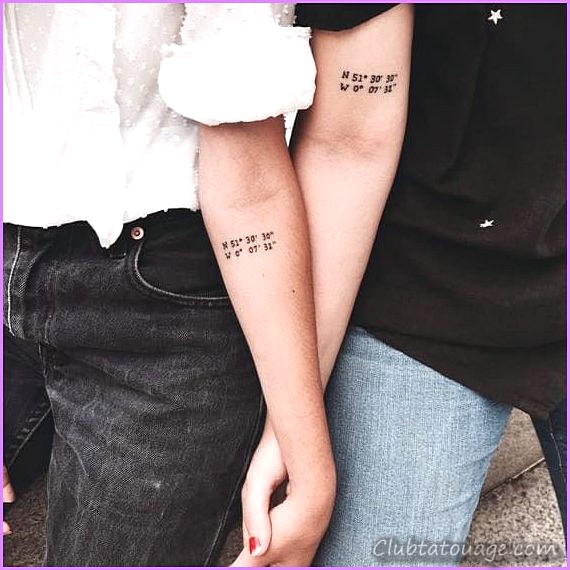 Deux bras avec différents styles de tatouages