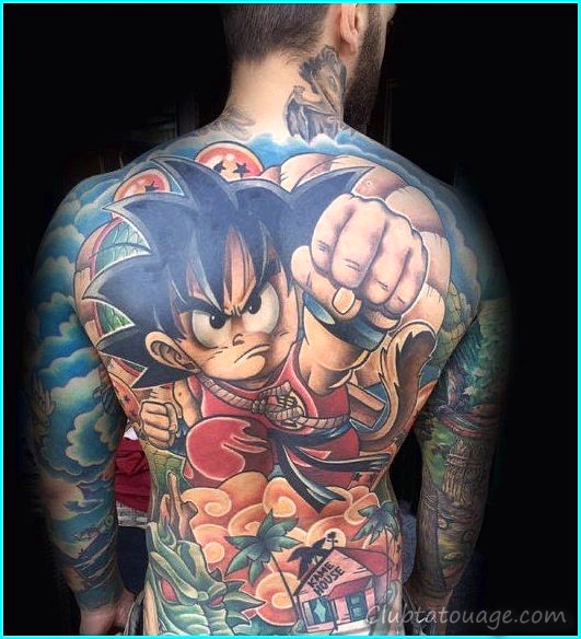 Guy Manga populaire avec des tatouages d'animaux