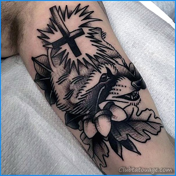 Une personne avec des tatouages que les formes de déplacement des animaux a un message à transmettre